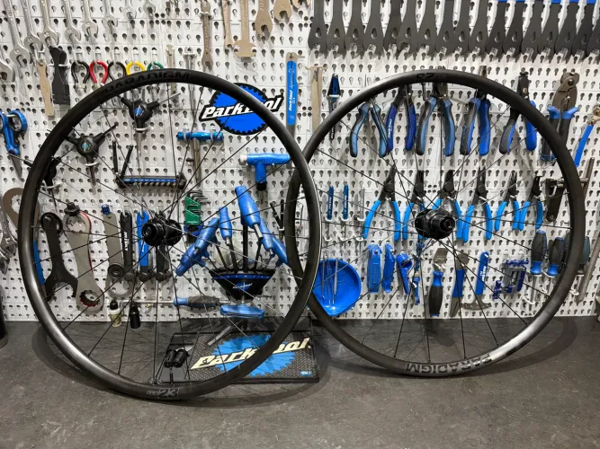 Rodas Bontrager Paradigm 23 TLR Disc (road/gravel) - freehub HG 1,9kg R$1200