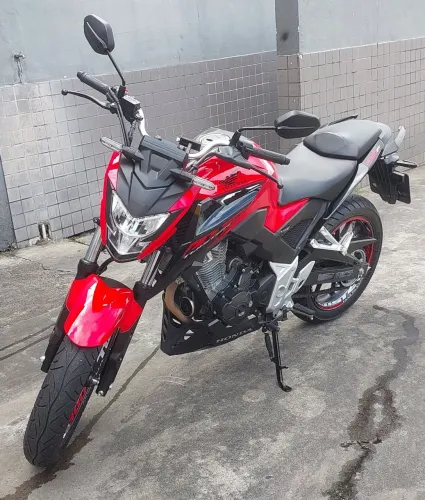 Vendo ou troco CB 300 Twister sem detalhes.