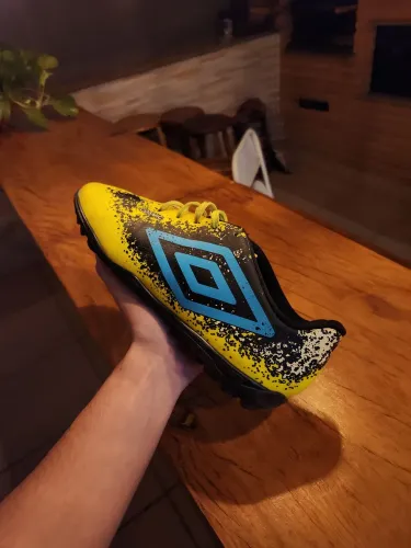 Chuteira Umbro Cosmic