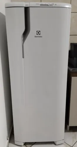 Geladeira Electrolux Branca RE31 - 240 Litros