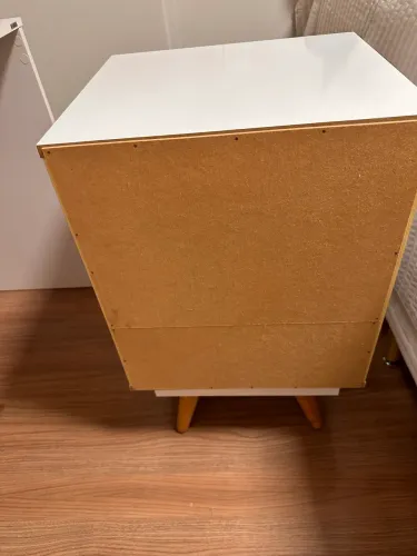 Mesa de Cabeceira Olivar Móveis Branca Retrô - Gaveta e Pés de Madeira
