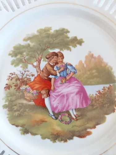 Prato em porcelana decorativo, um exemplar da manufatura alemã Schwarzenhammer