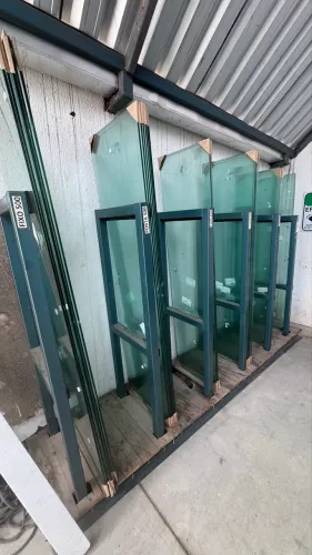 Este é um gabinete para estocagem de vidro box, utilizado para organizar chapas de vidro