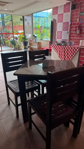 Vende-se conjunto de 28 mesas em mármore com cadeiras19.600