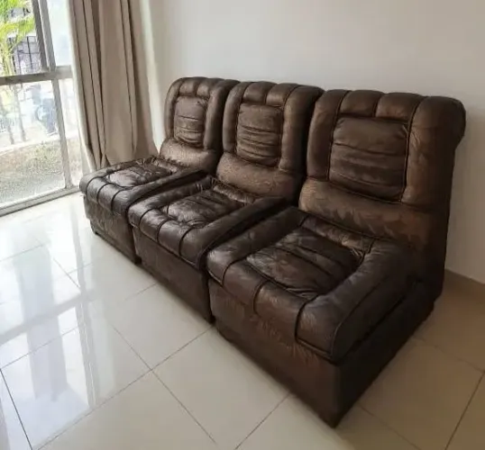 Poltronas de estilo único, em courvin, intercambiáveis