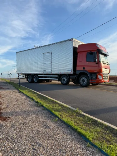 Abaixo da fipe DAF CF310 8x2 2023 único dono com baú
