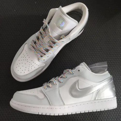 Air Jordan 1 low SE Tear Away Silver