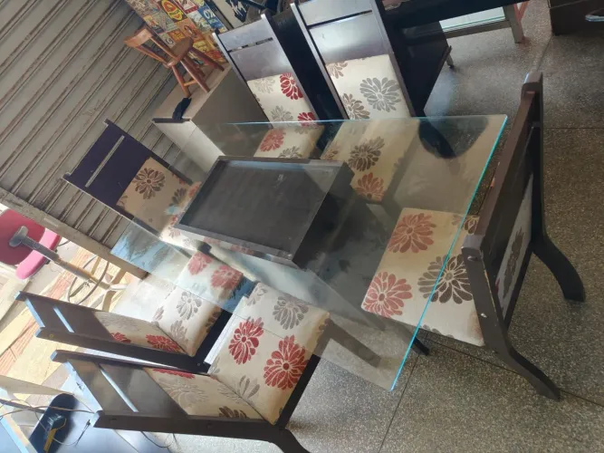 Mesa com tampo de vidro e 6 cadeiras conservada ((ENTREGO GRATIS))