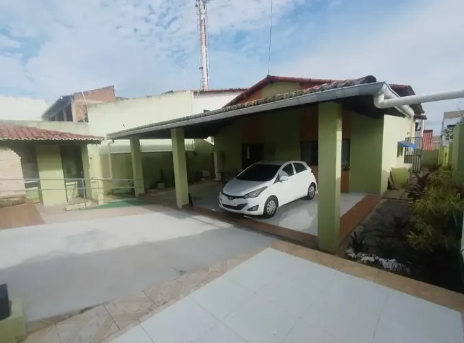 JB CASA EM NOVA PARNAMIRIM COM 3 QUARTOS SENDO 3 SUÍTES MEDINDO 160m²..