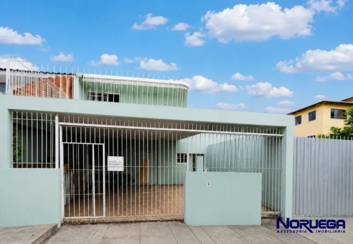 Sobrado com 3 quartos à Venda no Bairro Cajuru em Curitiba.