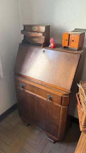 Escrivaninha Antiga de Madeira - Estilo Clássico e Vintage