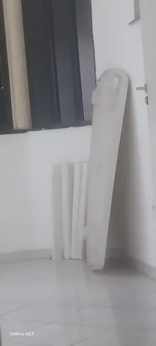 Mesa de plástico retangular com 4 cadeiras