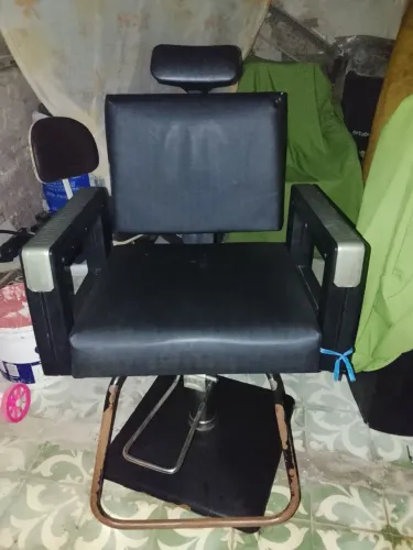 CADEIRA PARA SALÃO OU BARBEARIA SEMI NOVO