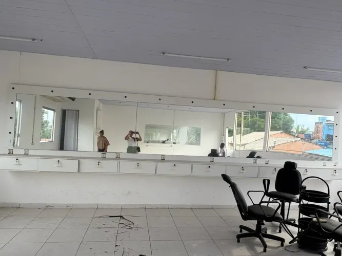 Vende-se um camarim de 6 metros com gavetas e chaves e 2 espelhos grandes