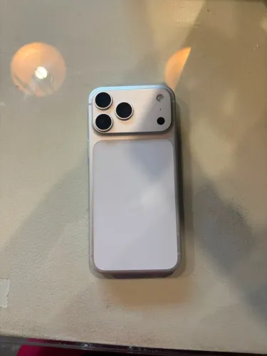 iPhone 17 Pro Max - Branco/Titânio