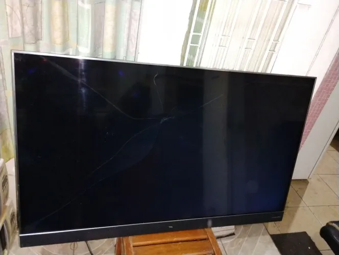 TV LED SMart TCL 55 Polegadas Modelo 55C2US Tela trincada Ligando 