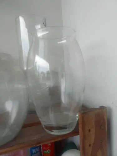 Vasos de vidros, pinças grande de inox.