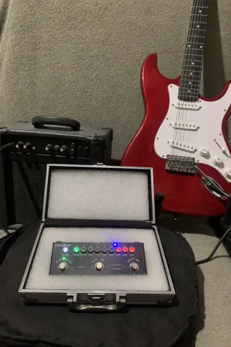 Guitarra Giannini com capa amplificador cabo e pedaleira cuvave