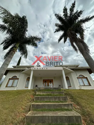 Casa de alto padrão à venda em condomínio fechado em Bragança Paulista com 4 quartos e laz
