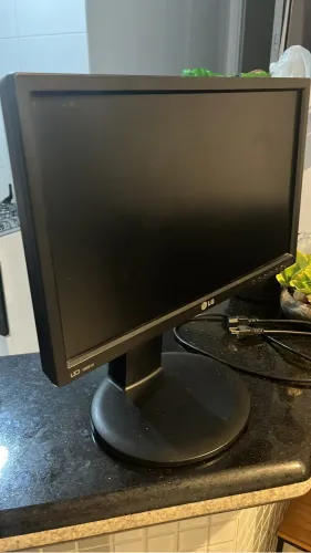 Monitor LED 19" LG Flatron - Perfeito p/ Home Office (Ajuste de Altura e Giro)