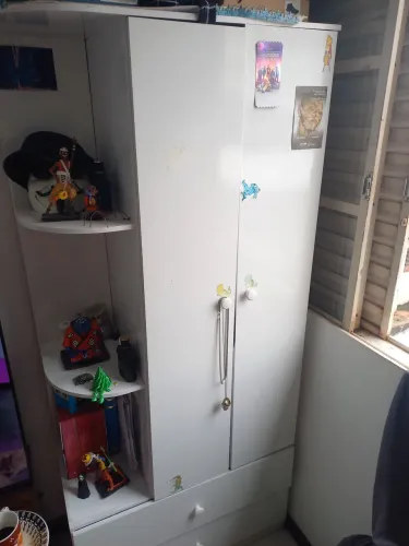 Guarda roupa branco, pequeno
