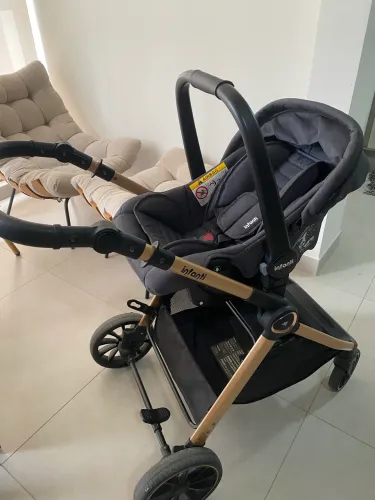 Carrinho de bebê acoplado com bebê conforto + base isofix