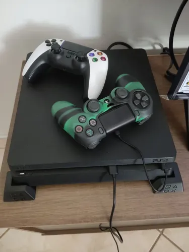 PS4 Slim 