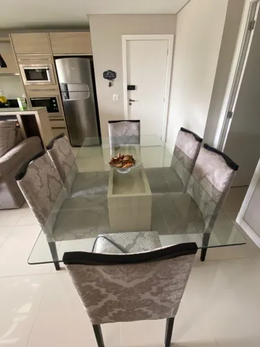 Mesa com 6 cadeiras