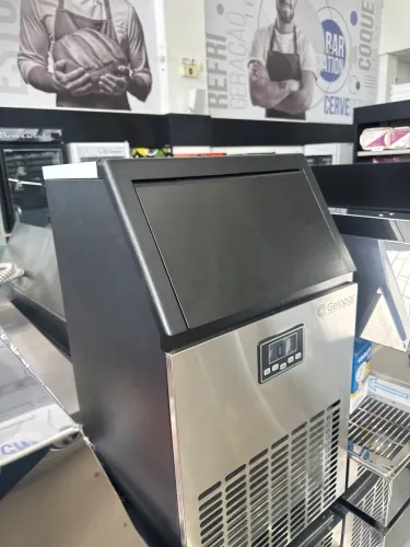 Máquina de gelo industrial compacta 45 K dia Gelo meia lua Gelopar - Indianara