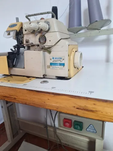 Máquina de costura profissional Overlock Zoje seminova.