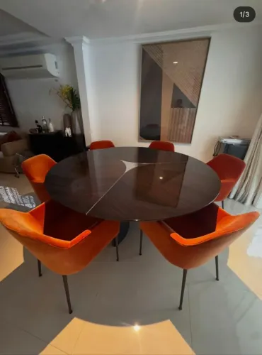 Oportunidade de Luxo: Conjunto de Jantar Artefacto - Mesa Redonda e 6 Cadeiras