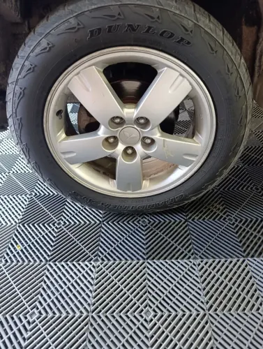 Pneus 215 60 17 dunlop ( só os pneus sem as rodas )