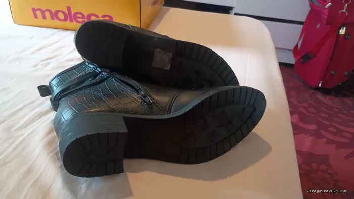 Vendo bota moleca nu 36 ficou grande em meu pe