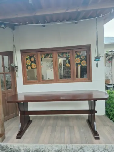 Mesa de madeira de lei