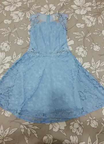 Vestido curto azul claro em renda