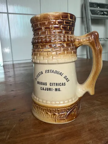 Canecas de porcelanato antigas 