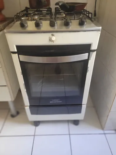 Geladeira brastemp, fogão e mesa