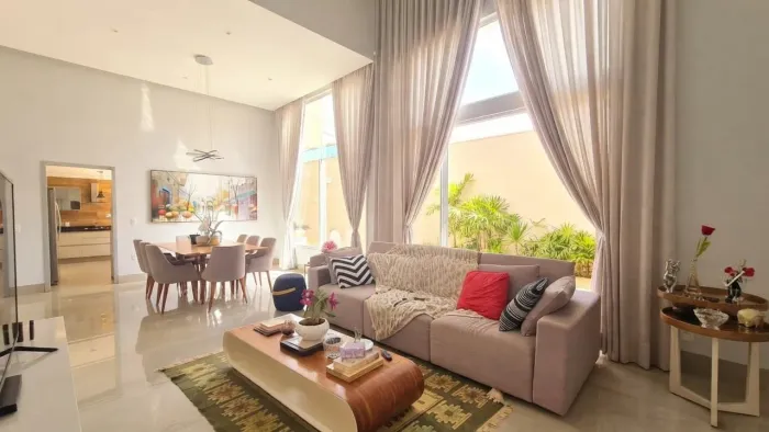 Casa de Alto Padrão à Venda em Trindade (GO) | 3 Suítes e Jacuzzi | 276m²