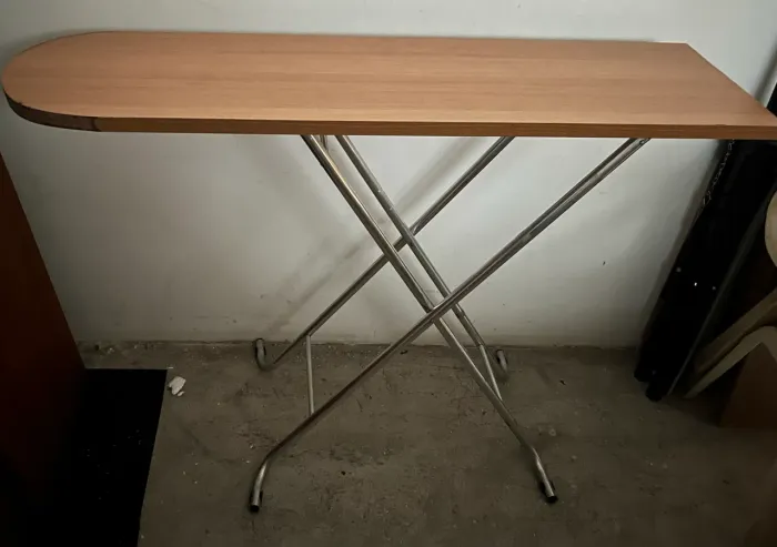 Tábua de passar roupas toda em madeira e alumínio.