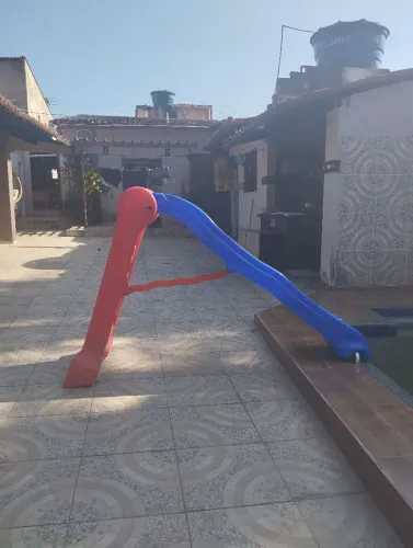 Escorregador infantil, pouco usado.