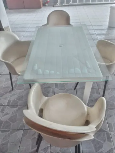 MESA PLÁSTICA BRANCA + 4 Cadeiras + Brinde, tampo vidro. Retirada no local