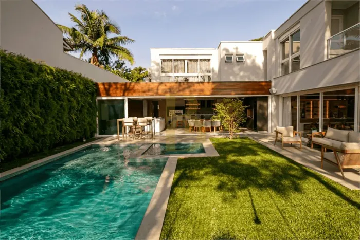 Casa de condomínio á venda no Campo Belo, com elevador privativo, 4 suítes, piscina, jardi