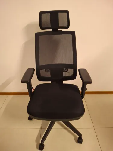 Cadeira ergonômica com encosto e e apoio de cabeça em tela mesh