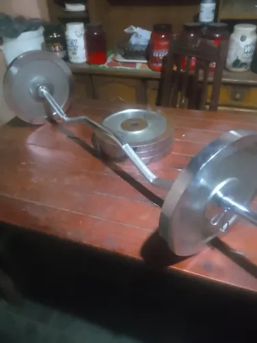 Vendo 5 anilhas acromadas de 10 kilos cada total 50 kilos e 1 barra w maciça agromada