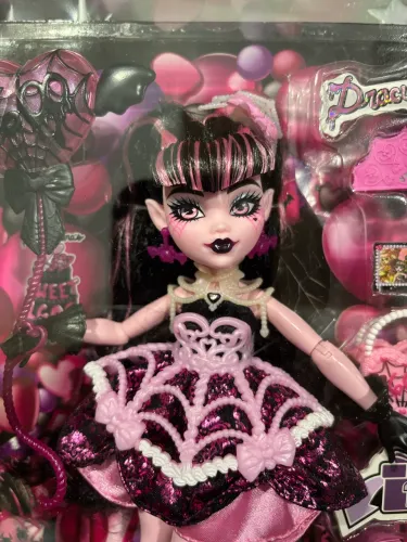 Boneca Monster High Draculaura Sweet 1600 Birthday - Lacrada
