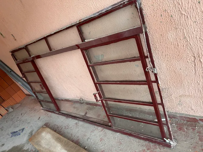 Janela de ferro com vidro