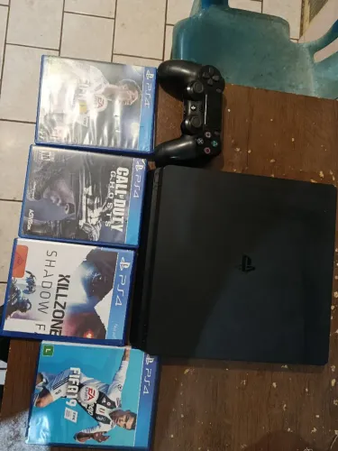 Ps 4 slim 500 GB com 4 jogos, por 1.300 reais  telefone * 