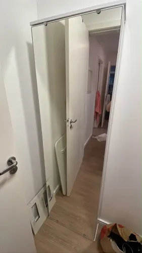 Sapateira com porta de espelho
