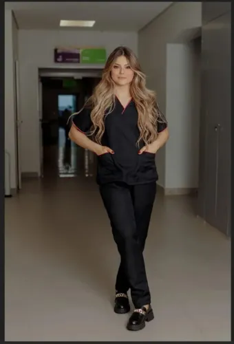 scrub feminino preto com detalhes rosa