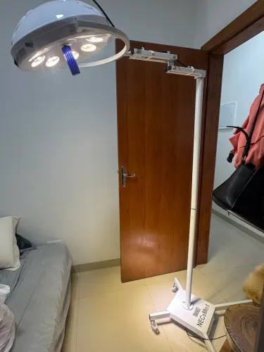 Foco cirúrgico em pedestal 24leds bivolt 